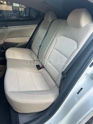 Hyundai Elantra-13