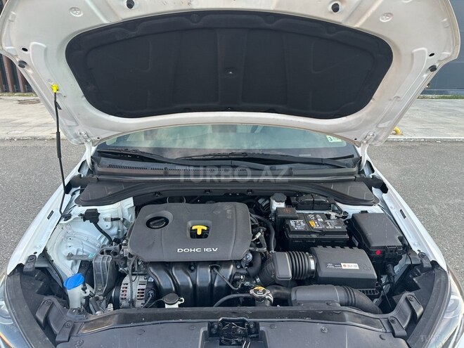 Hyundai Elantra-11