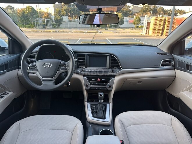 Hyundai Elantra-12