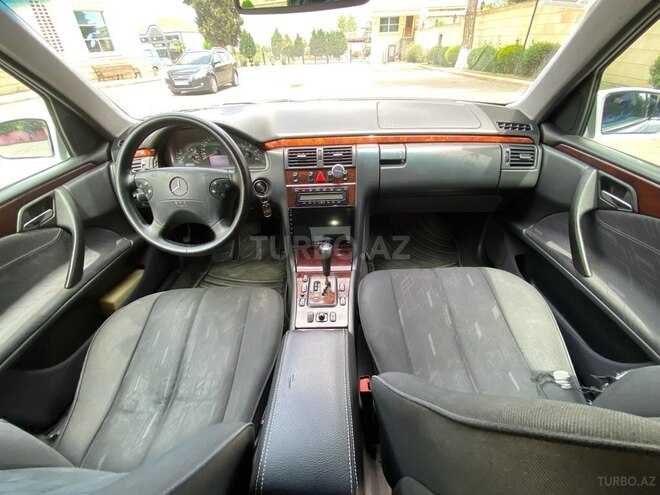 Mercedes E 220 d 2001, 495,634 km - 2.2 l - Tovuz