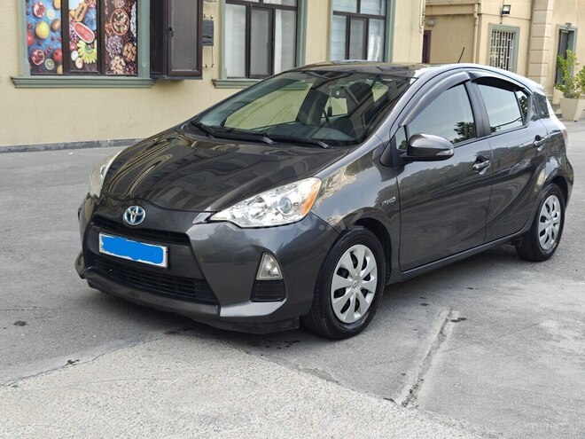 Toyota Prius C 2014, 263,570 km - 1.5 л - Bakı