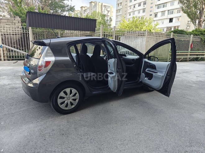 Toyota Prius C 2014, 263,570 km - 1.5 л - Bakı