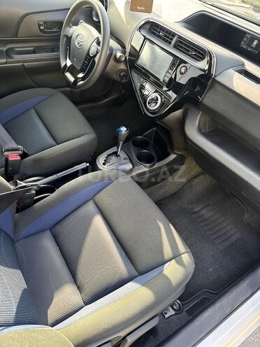 Toyota Aqua-8