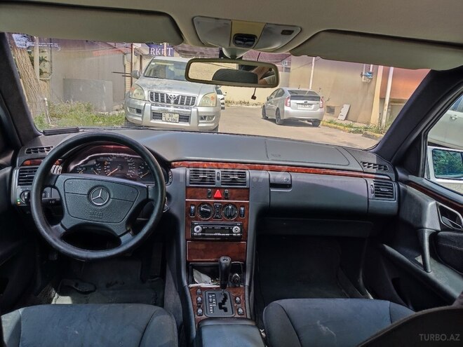 Mercedes E 240 1997, 293,000 km - 2.4 l - Bakı