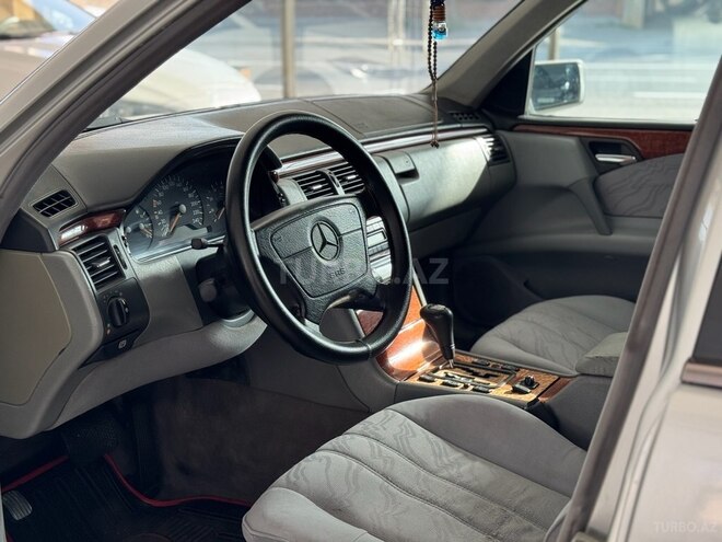 Mercedes E 240 1999, 297,000 km - 2.4 l - Bakı