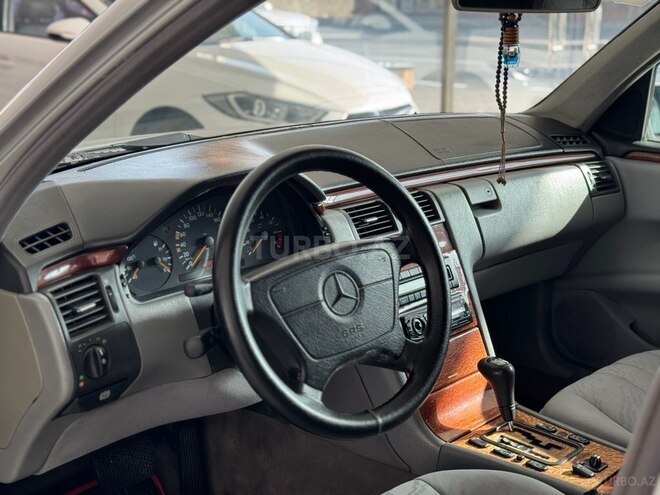 Mercedes E 240 1999, 297,000 km - 2.4 l - Bakı