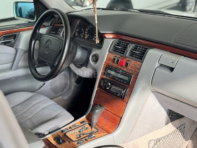 Mercedes E 240 1999, 297,000 km - 2.4 l - Bakı