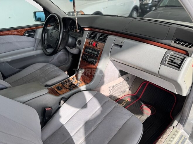 Mercedes E 240 1999, 297,000 km - 2.4 l - Bakı