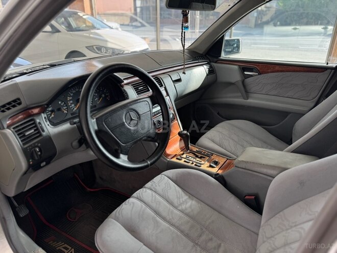 Mercedes E 240 1999, 297,000 km - 2.4 l - Bakı