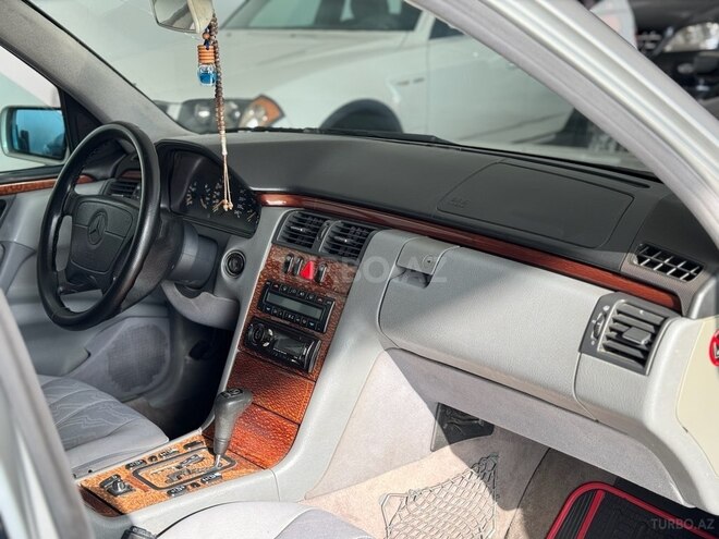 Mercedes E 240 1999, 297,000 km - 2.4 l - Bakı