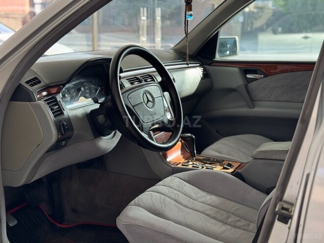 Mercedes E 240 1999, 297,000 km - 2.4 l - Bakı