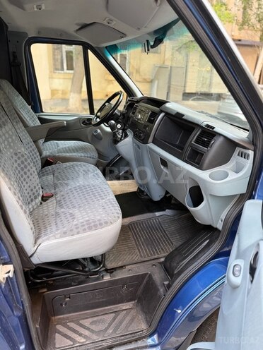 Ford Transit-13