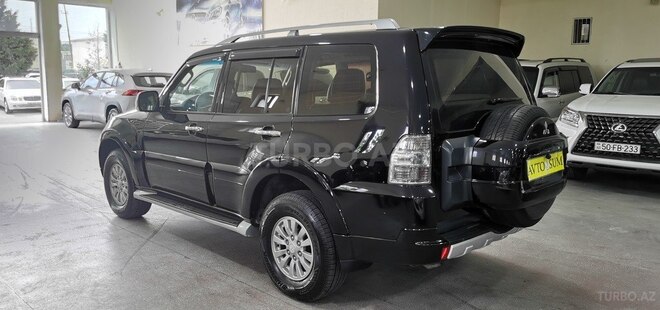 Mitsubishi Pajero-4
