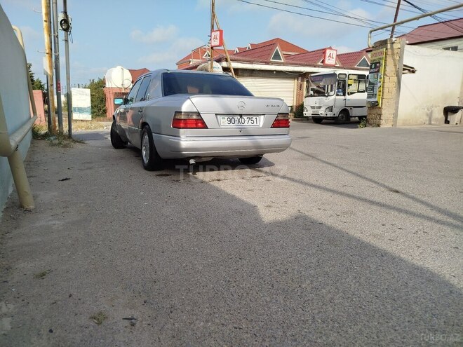 Mercedes E 220 1993, 100,000 km - 2.2 l - Bakı