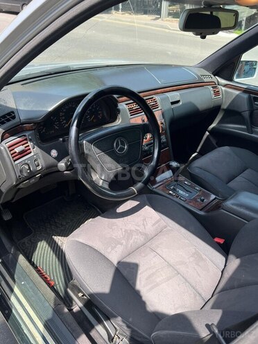 Mercedes E 230 1995, 439,000 km - 2.3 l - Bakı