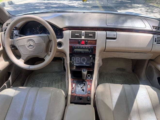 Mercedes E 240 1998, 289,000 km - 2.4 l - Bakı