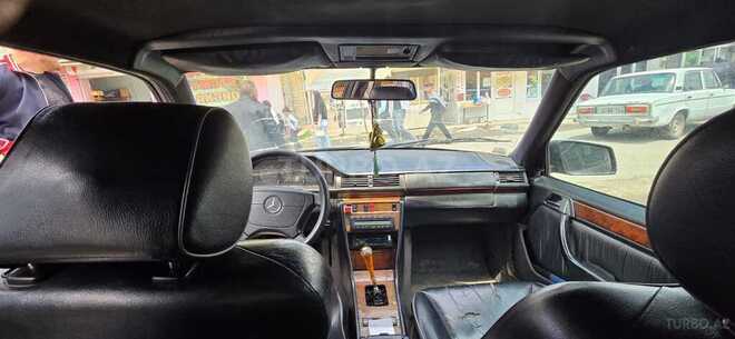 Mercedes E 220 d 1995, 300,000 km - 2.2 l - Quba