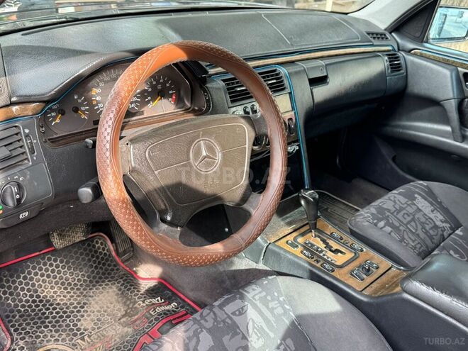 Mercedes E 240 1998, 215,436 km - 2.4 l - Qazax