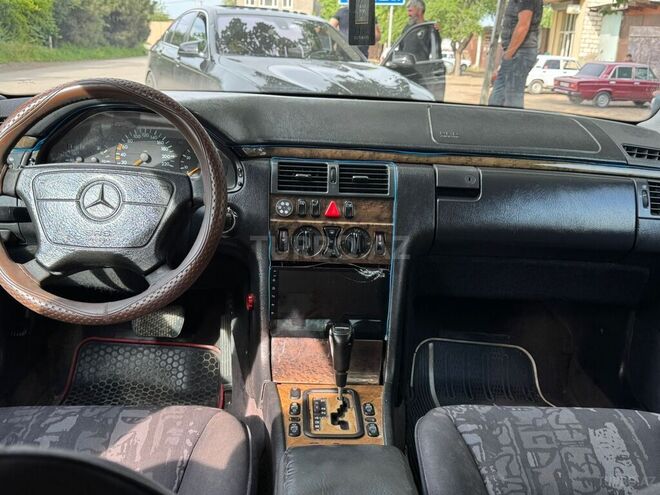 Mercedes E 240 1998, 215,436 km - 2.4 l - Qazax