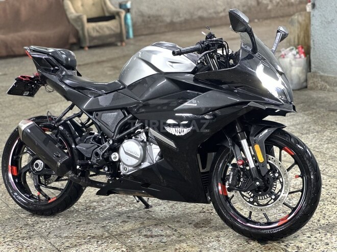 CFMOTO 300 SR-S-2