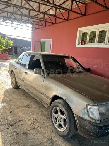Mercedes E 300 d 1987, 300,000 km - 3.0 l - Masallı