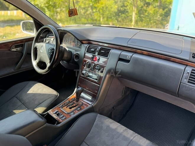 Mercedes E 240 1999, 312,000 km - 2.4 л - Sumqayıt
