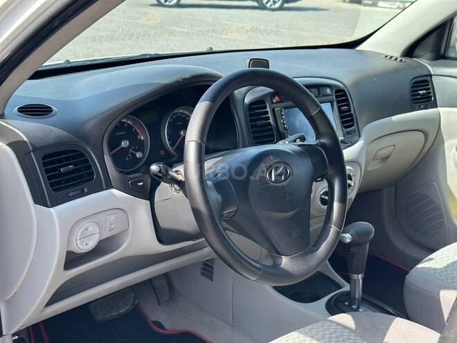 Hyundai Accent-11