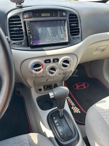 Hyundai Accent-12