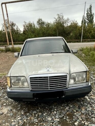 Mercedes E 220 1993, 627,000 km - 2.2 l - Neftçala