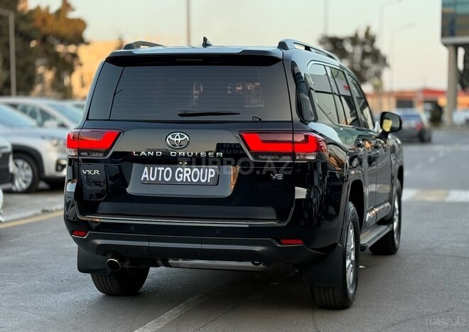 Toyota Land Cruiser-9