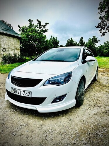 Opel Astra 2011, 175,000 km - 1.4 l - Xaçmaz