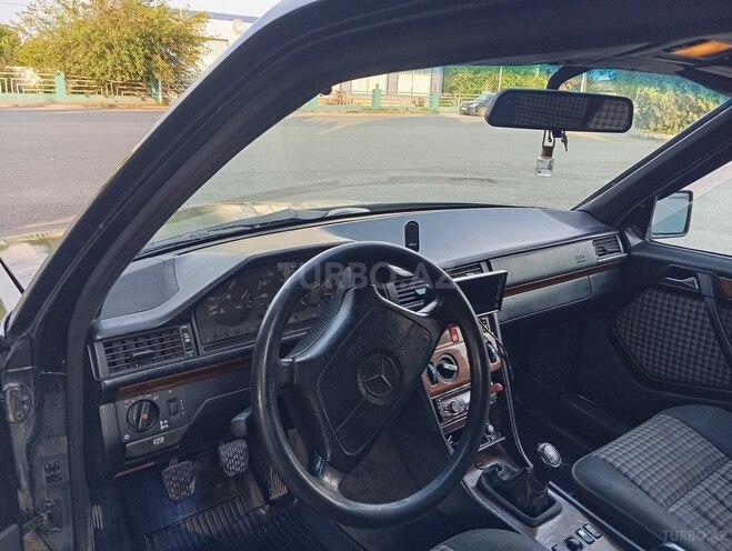Mercedes E 200 d 1995, 591,000 km - 2.0 l - Qazax