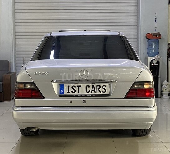 Mercedes E 220 1995, 266,000 km - 2.2 l - Sumqayıt