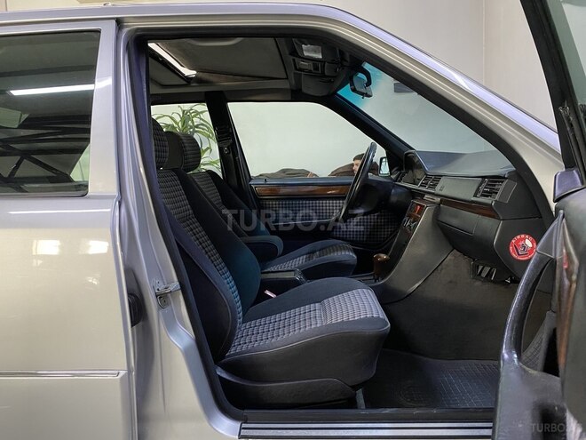 Mercedes E 220 1995, 266,000 km - 2.2 l - Sumqayıt