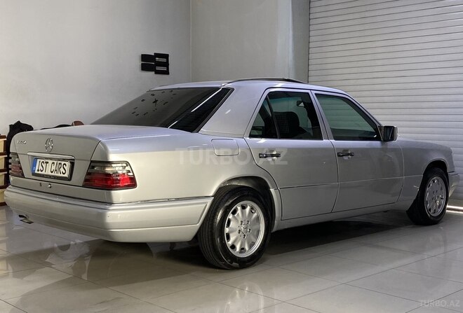 Mercedes E 220 1995, 266,000 km - 2.2 l - Sumqayıt