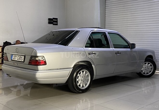 Mercedes E 220 1995, 266,000 km - 2.2 l - Sumqayıt