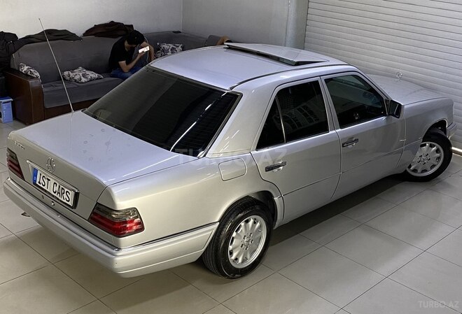 Mercedes E 220 1995, 266,000 km - 2.2 l - Sumqayıt