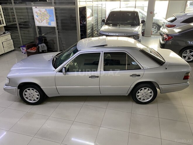 Mercedes E 220 1995, 266,000 km - 2.2 l - Sumqayıt