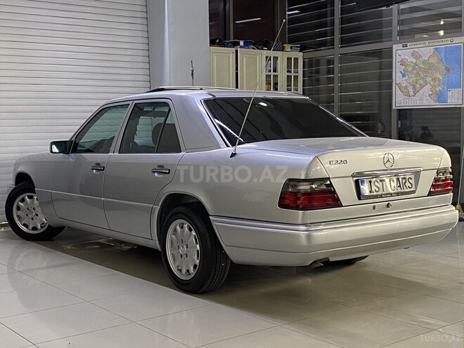 Mercedes E 220 1995, 266,000 km - 2.2 l - Sumqayıt