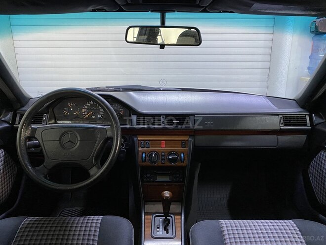 Mercedes E 220 1995, 266,000 km - 2.2 l - Sumqayıt