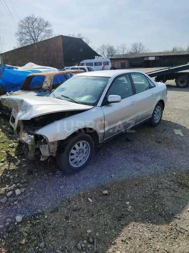 Audi A4 1997, 370,000 km - 1.8 l - Qusar