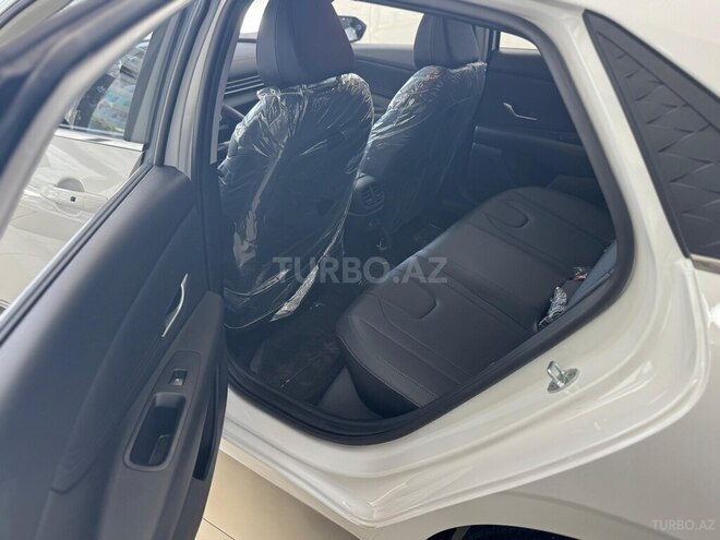 Hyundai Elantra-12