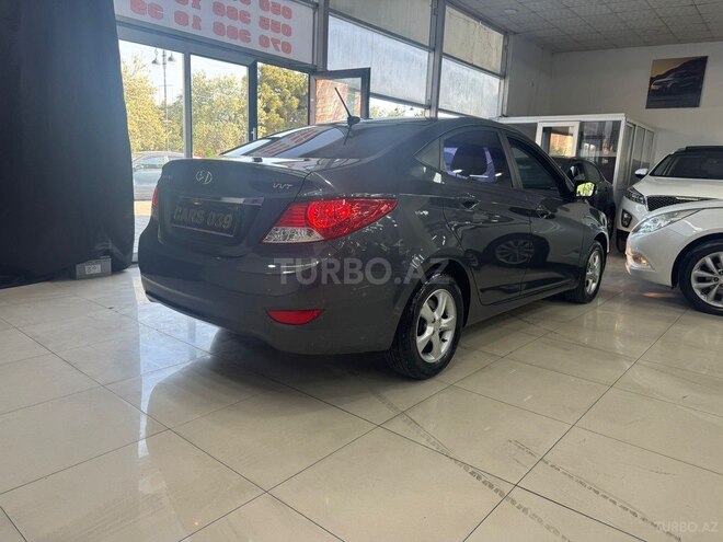 Hyundai Accent-12