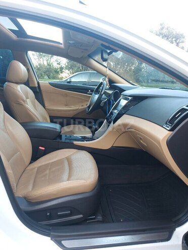 Hyundai Sonata-12