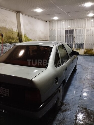 Opel Vectra 1994, 100,000 km - 2.0 l - Qax