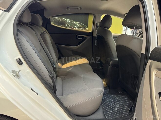 Hyundai Elantra-11