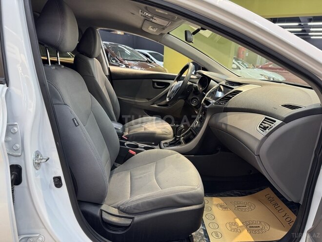 Hyundai Elantra-12