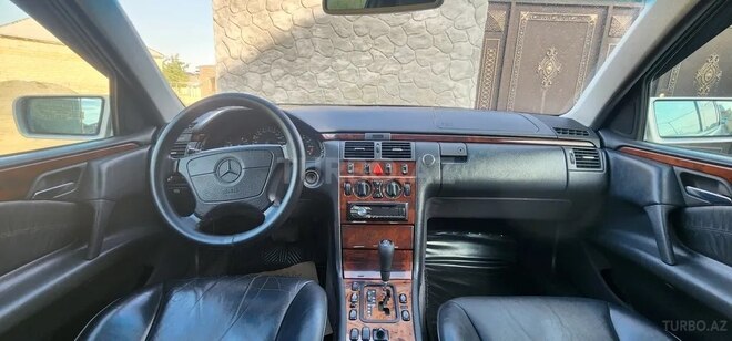 Mercedes E 240 1998, 218,979 km - 2.4 l - Sumqayıt