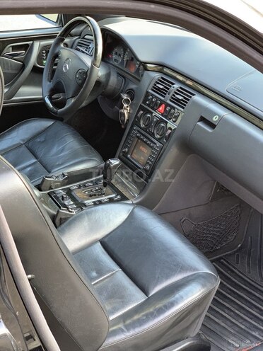 Mercedes E 280 2001, 231,517 km - 2.8 l - Bakı