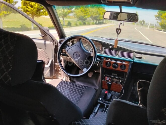 Mercedes 190 1992, 250,000 km - 2.0 l - Tovuz